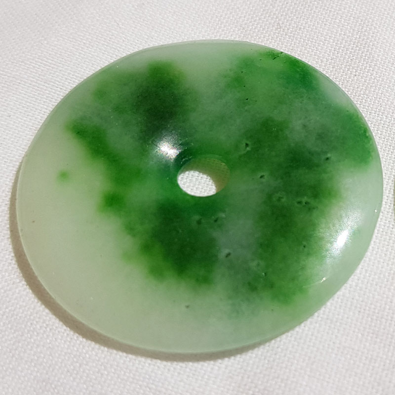 Pi en jade véritable teinté en vert