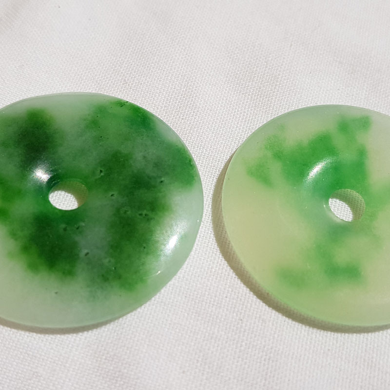 Pis en jade véritable teinté vert