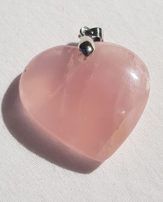 pendentif en quartz rose en forme de coeur
