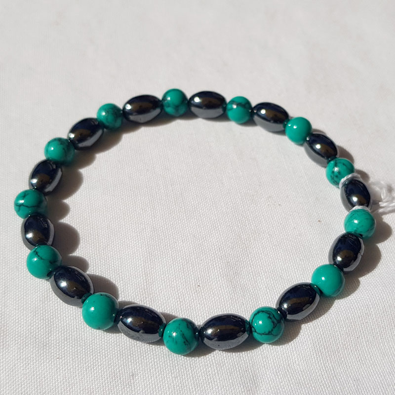 bracelet en perles d'hématite et de howlite teintée bleue