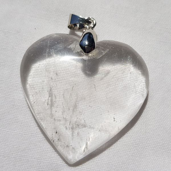 pendentif en forme de coeur en cristal de roche
